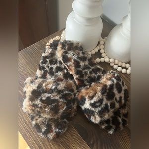 Ugg flip flop slippers